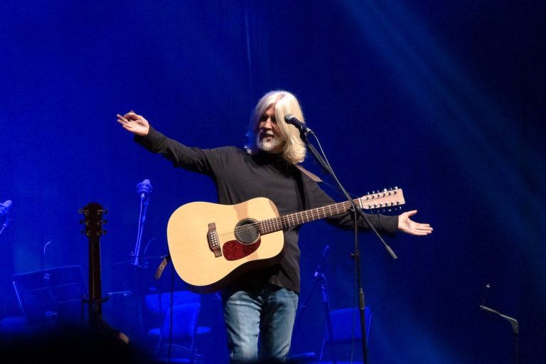 Com ingressos esgotados, Oswaldo Montenegro apresenta novo show no Recife
