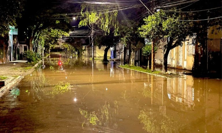 Comporta vaza e ruas de Porto Alegre são invadidas pela água do Guaíba