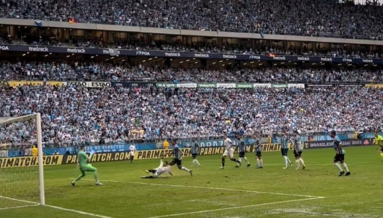 Corinthians vence jogo com duas expulsões e breca Grêmio na briga pela taça
