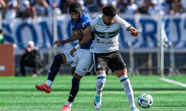 Coritiba vence Cruzeiro em jogo marcado por invasão e briga de torcidas em campo