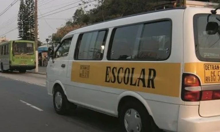 Criança de 2 anos morre após ficar 6 horas esquecida em van escolar em SP