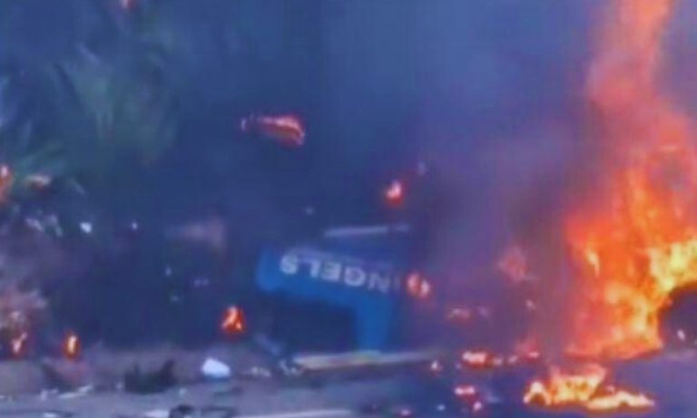 Criminosos explodem carro-forte em rodovia e dinheiro fica espalhado na estrada