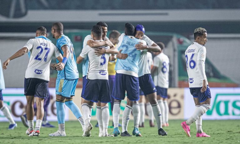 Cruzeiro marca no fim, deixa a zona de rebaixamento e respira no Brasileirão