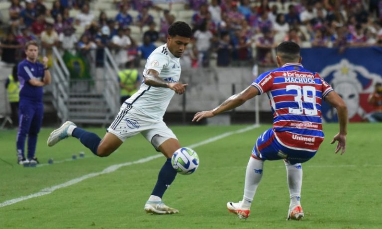 Cruzeiro vence Fortaleza em jogo atrasado no Castelão e sai da zona de rebaixamento