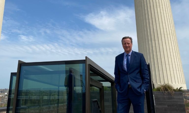 David Cameron é nomeado chanceler do Reino Unido e volta à política após 7 anos