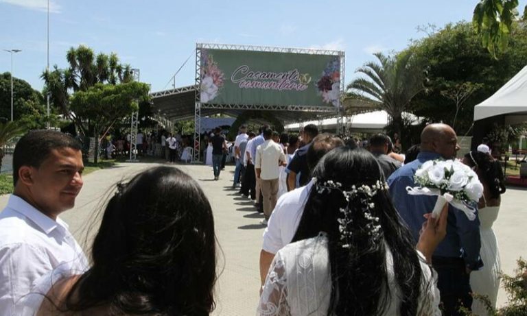 Emoção em casamento coletivo na Serra