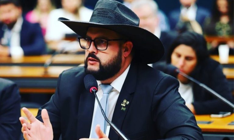 Ex-noiva de Zé Trovão cita agressão e Justiça concede medida protetiva