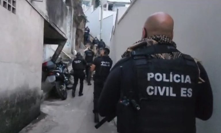 Fuzil é apreendido durante operação que mira facção criminosa de morro de Vitória