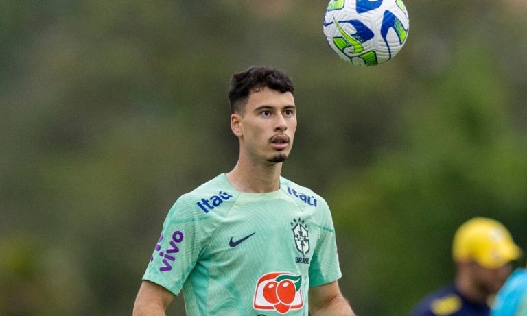 ‘Gabriel Jesus é um dos melhores centroavantes do mundo’, diz Martinelli