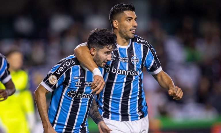 Grêmio vence Coritiba com Suárez “garçom” e sonha com título do Brasileiro