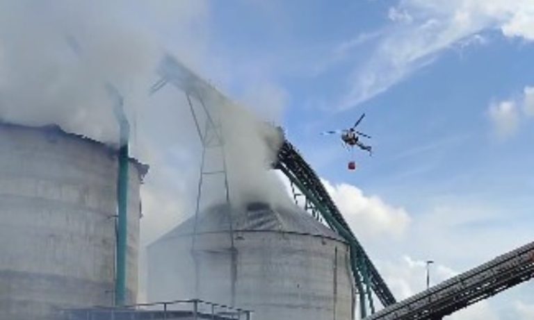 Helicóptero ajuda a combater incêndio em fábrica do Norte do ES