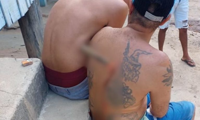 Homem é socorrido após ficar com faca cravada nas costas