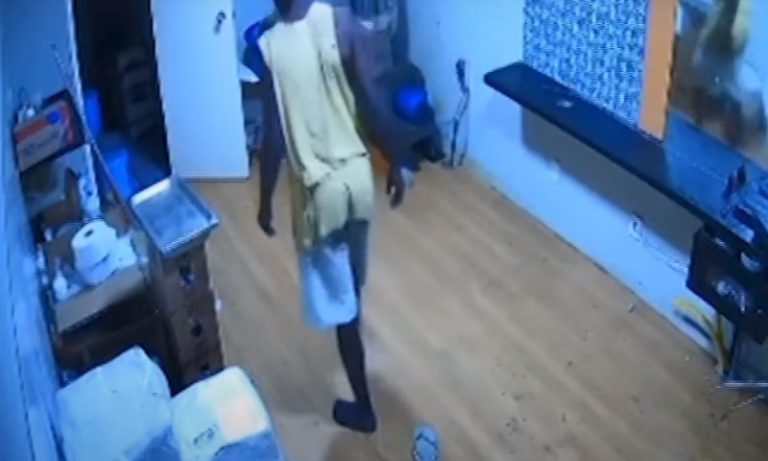 Homem invade hamburgueria na Rua da Lama, rouba malote de dinheiro e é preso