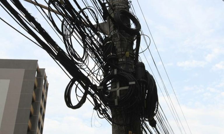 Impasse entre agências: bagunça nos postes mais longe do fim