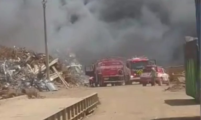 Incêndio atinge empresa de materiais recicláveis em Cariacica