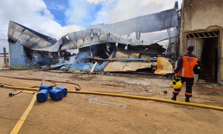 Incêndio atinge galpão de transportadora na Serra