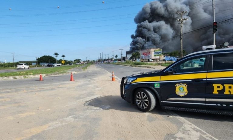 Incêndio em fábrica da Cacau Show: pista da BR-101 é interditada em Linhares