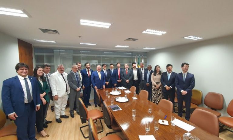 João Campos busca apoio da bancada federal na destinação de emendas