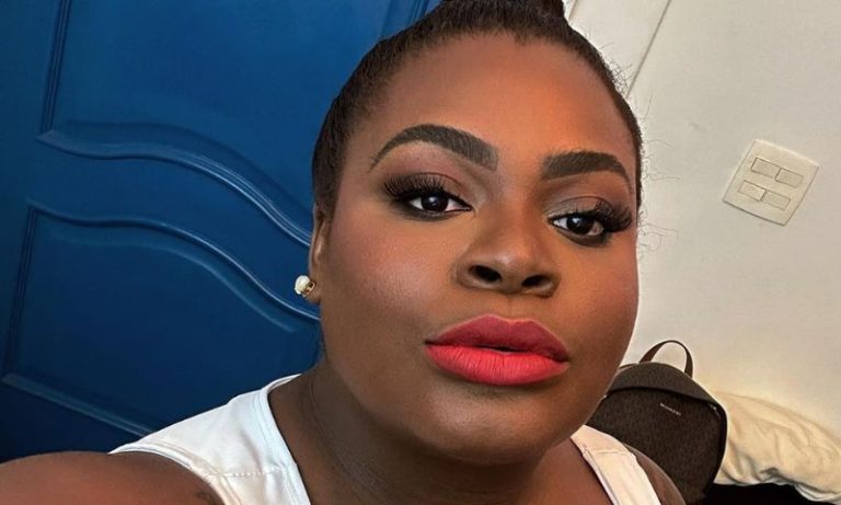 Jojo Todynho posa com barriga de fora e impressiona: “Muito magra”
