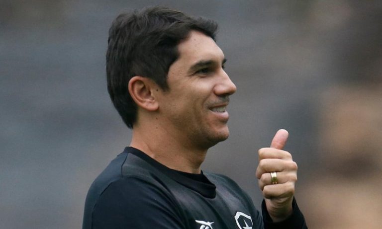 Lucio Flavio deixa o Botafogo antes da chegada de Tiago Nunes
