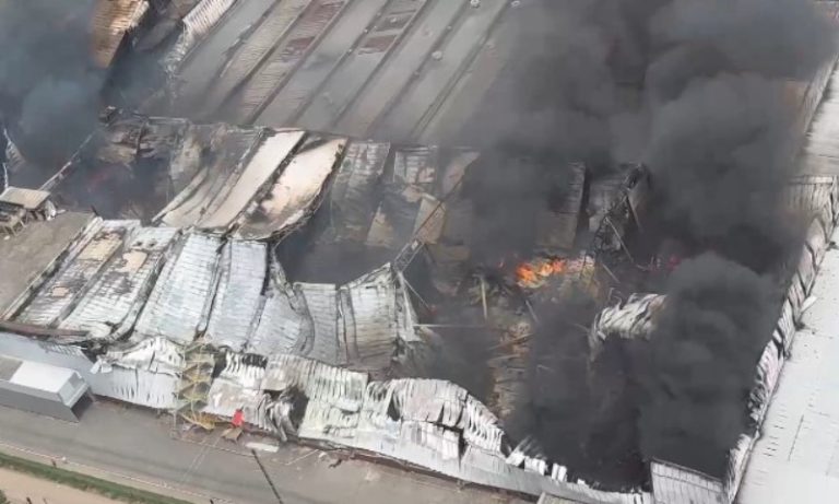 Mais de 30 horas depois, por que incêndio na fábrica da Cacau Show continua?