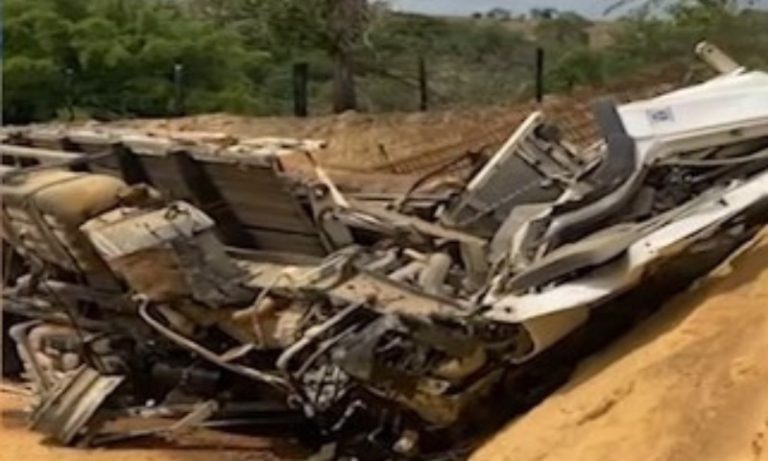 Motorista e ajudante morrem em acidente com caminhão em rodovia do ES