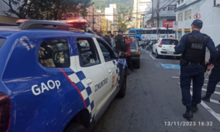 Motorista é preso dirigindo carro roubado em Vitória