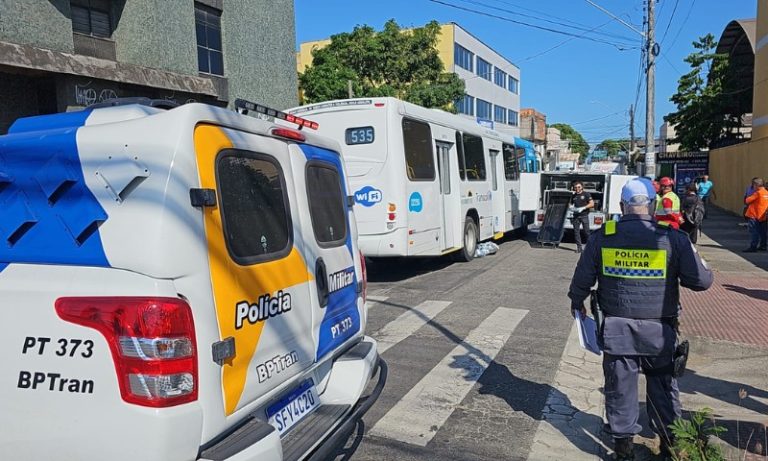 Mulher é atropelada por ônibus e morre na Serra