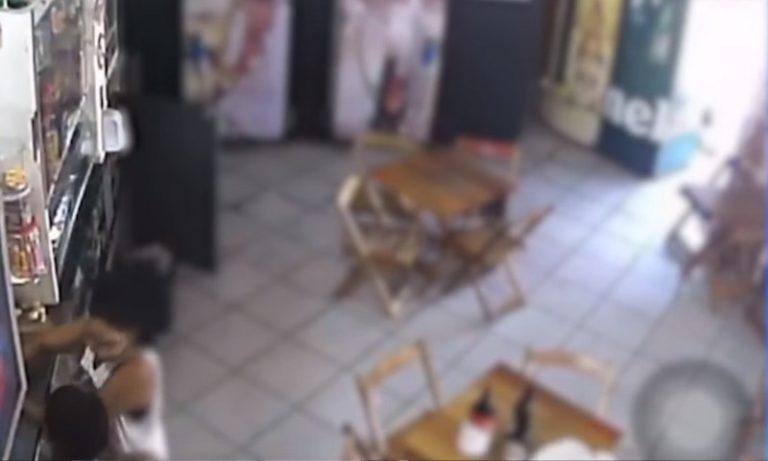 Mulher é flagrada com cartão roubado, confessa crime e é liberada
