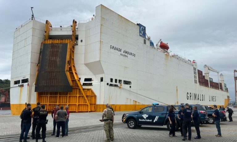 PF e Receita Federal realizam operação em navio atracado no porto de Vitória