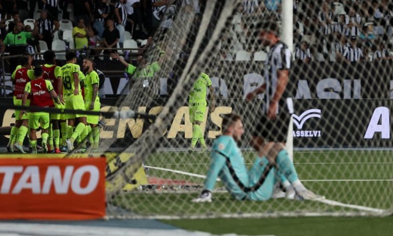 Palmeiras leva 3 no primeiro tempo, consegue virada épica e encosta no Botafogo