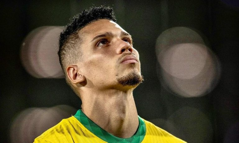 Paulinho é alvo de intolerância religiosa após jogo da seleção brasileira