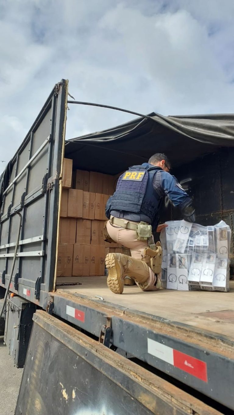 Polícia Rodoviária Federal apreende 165 mil maços de cigarros contrabandeados