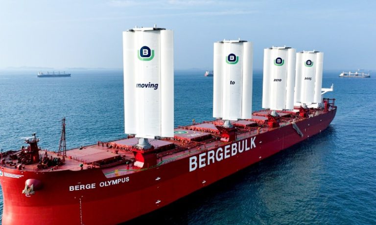 Porto do ES recebe viagem inaugural de navio com velas rígidas