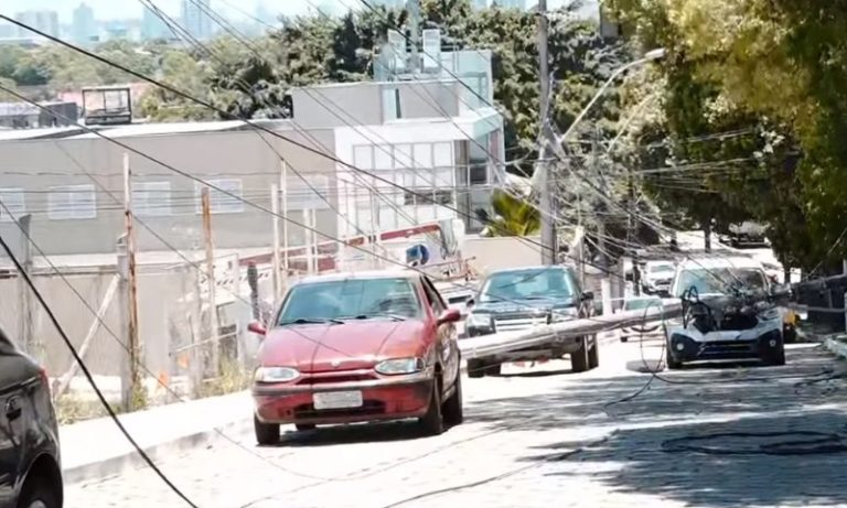 Poste cai em cima de carro e complica trânsito na Mata da Praia