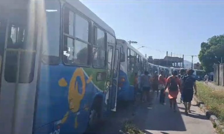 Protesto contra fechamento de escola complica trânsito em bairro de Cariacica