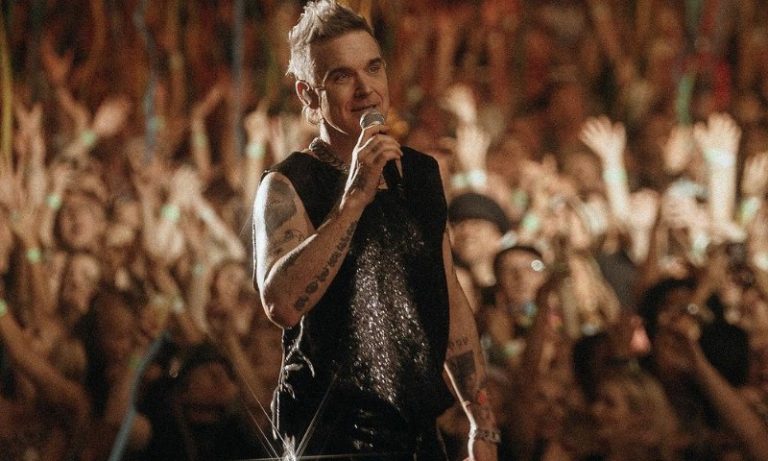 Robbie Williams homenageia fã que morreu em seu show na Austrália