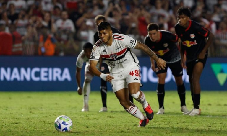 São Paulo vence Bragantino com pênalti no fim e ajuda candidatos ao título