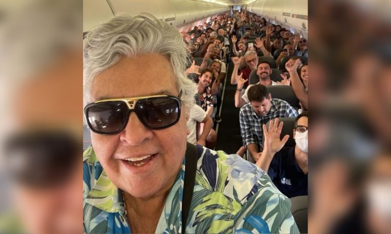 Sidney Magal canta ‘Sandra Rosa Madalena’ com passageiros de voo a Salvador