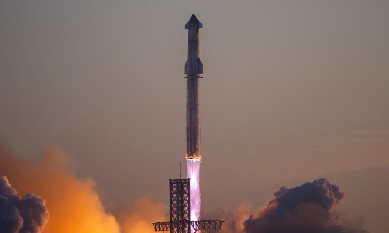 SpaceX lança foguete, mas propulsor explode após separar da Starship