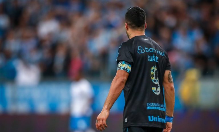 Suárez marca 3 vezes e Grêmio vence o Botafogo de virada na luta pelo título