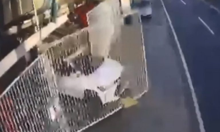 Suspeito usa carro roubado para derrubar portão e fugir em Linhares
