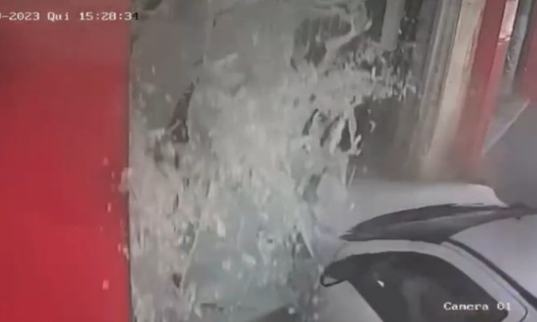 VÍDEO | Motorista perde controle de carro e invade loja na Vila Rubim