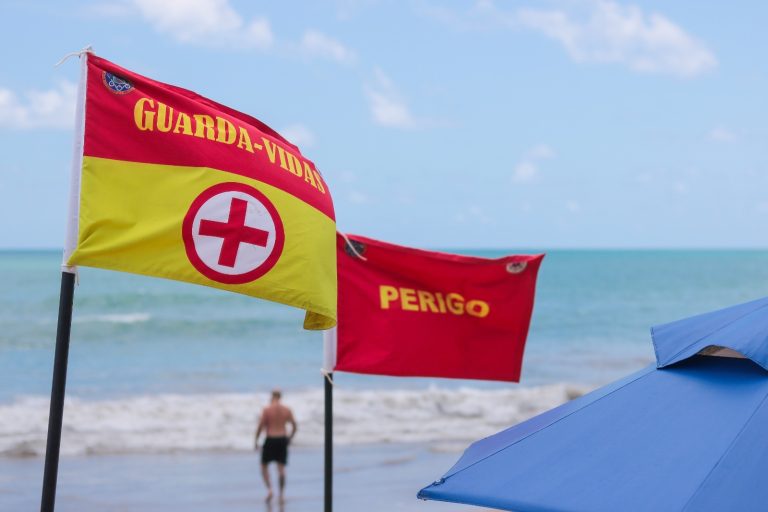 Vai dar praia? Veja horários mais seguros para o banho de mar no feriadão