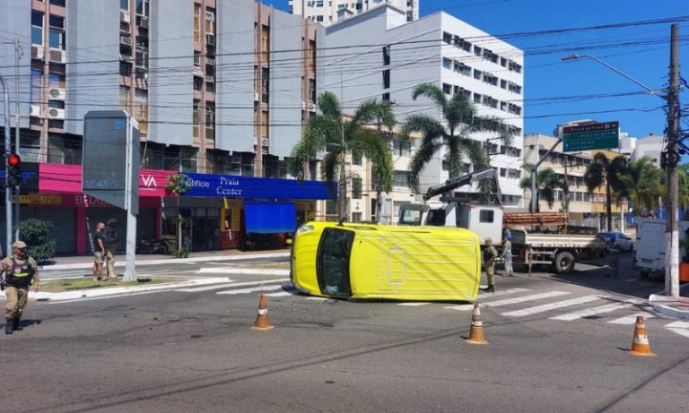 Van capota após ser atingida por carro em cruzamento próximo à Terceira Ponte