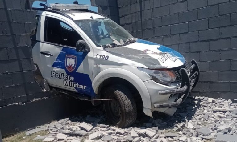 Viatura sofre acidente e quebra muro de supermercado durante perseguição no ES
