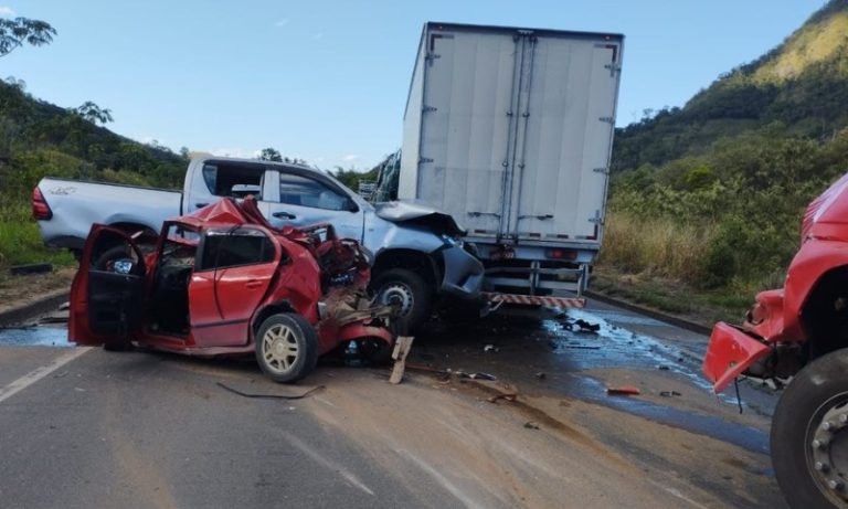 Acidente envolvendo três veículos interdita BR-259 em João Neiva
