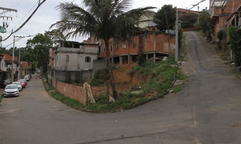 Adolescentes em moto são baleados na Serra