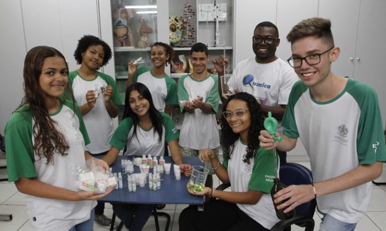 Alunos aprendem a fazer perfume, hidratante e sabão