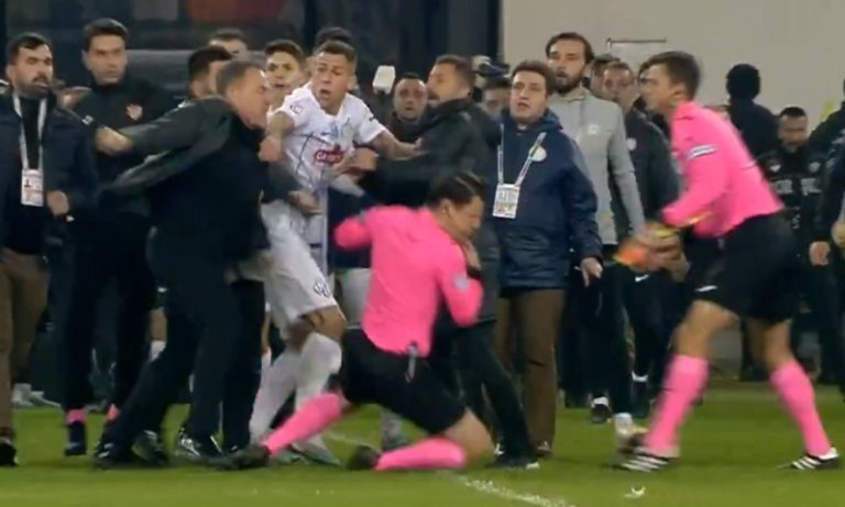 Árbitro é espancado em jogo do Campeonato Turco e sai com o olho roxo